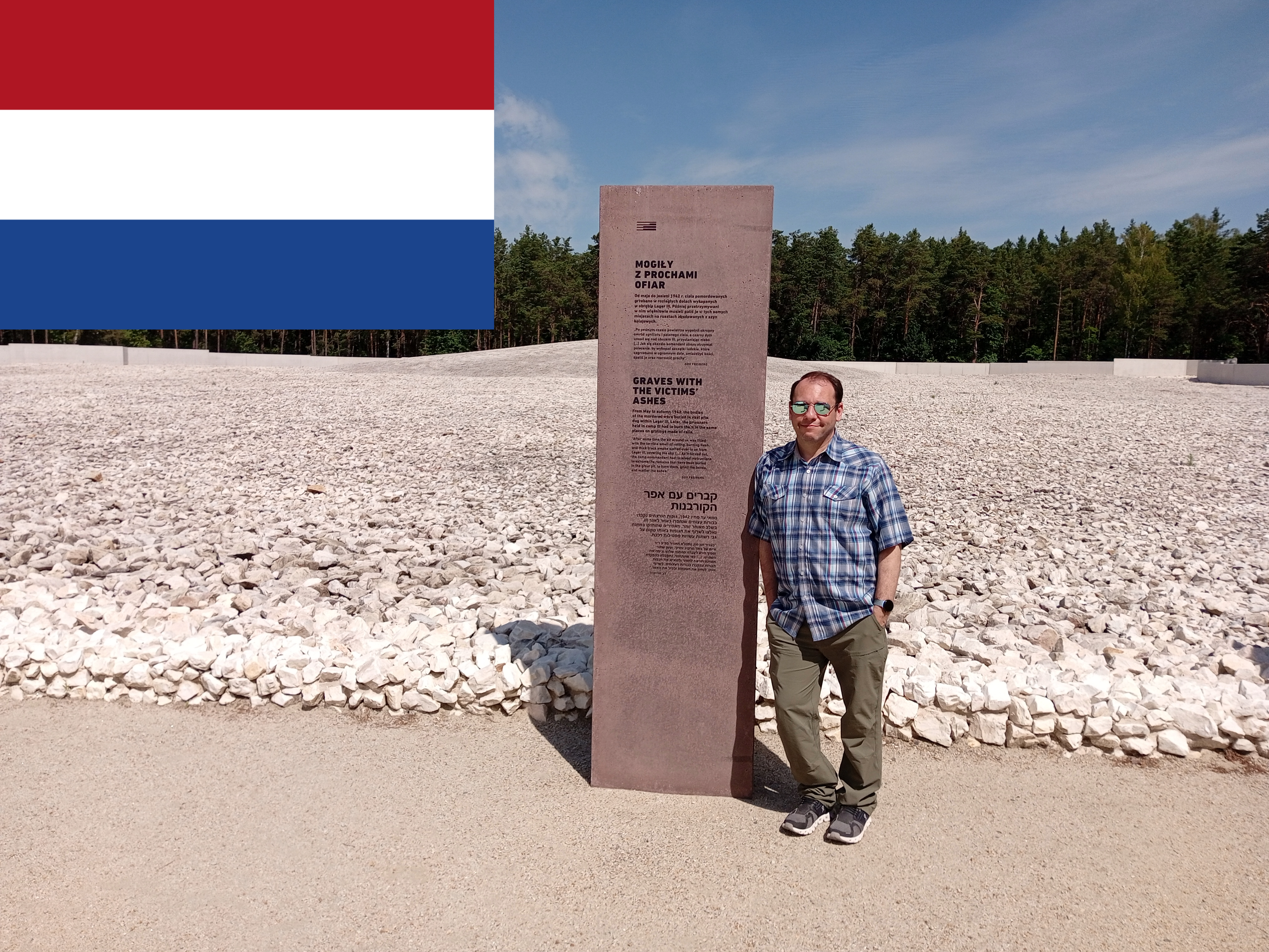 Gast poseert voor de Sobibor-herdenkingsplaats.